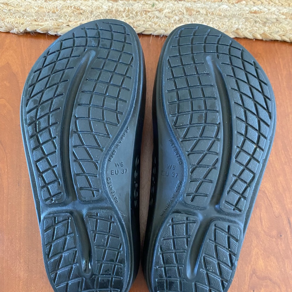 OOFOS Black Thong Sandals - Picture 2 of 7